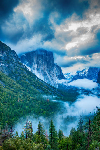 el capitan in the clouds over yosemite valley - mist mountain range californian sierra nevada cliff imagens e fotografias de stock