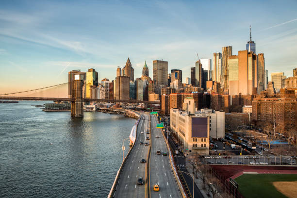 le centre-ville de new york - east river drive photos et images de collection