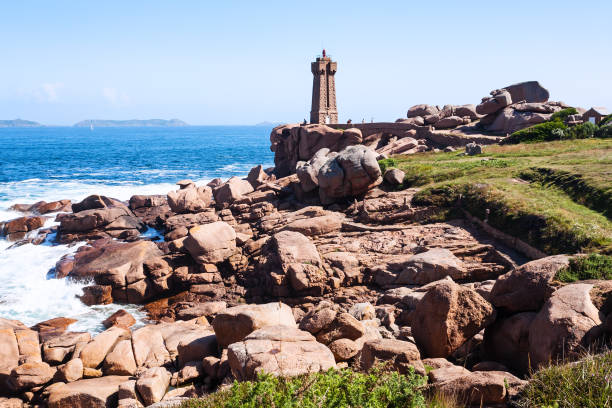 istock Mean Ruz lighthouse in Ploumanach site 908038300