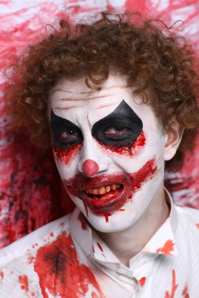 halloween make up uomo pagliaccio pazzo - circus bizarre men make up foto e immagini stock