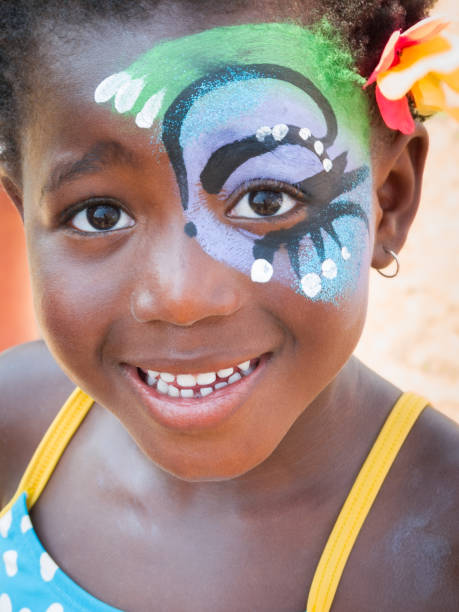 pintura de la cara media de niña - pintura de cara fotografías e imágenes de stock