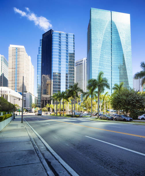 miami brickell finanzieller bezirk stadtszene an einem sonnigen tag - apartment skyscraper florida architecture stock-fotos und bilder