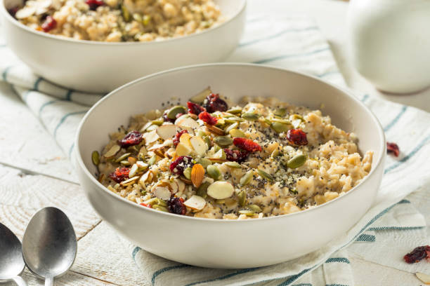 gesunde bio superfood-haferflocken-frühstück - oatmeal porridge heat cereal stock-fotos und bilder