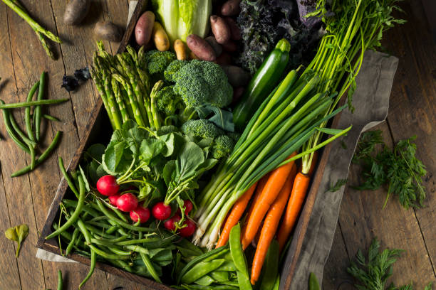 mercado de agricultores de primavera orgánica cruda caja - fruits and vegetables fotografías e imágenes de stock