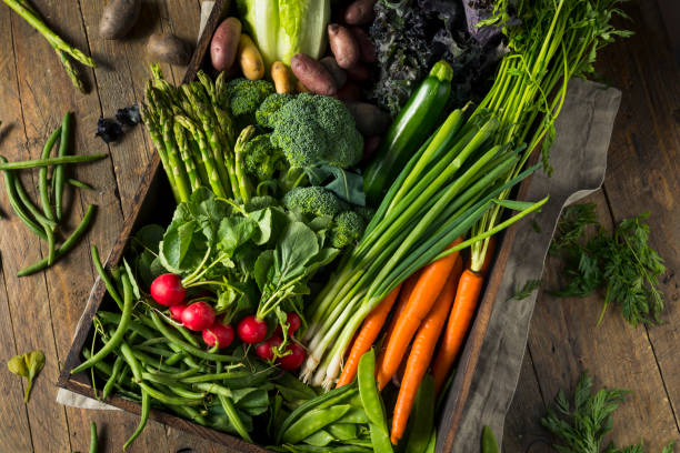 scatola di mercato per agricoltori primaverili biologici crudi - vegetable foto e immagini stock