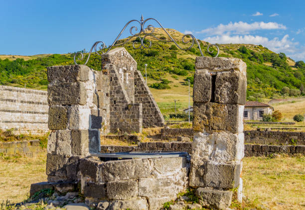 water well of the basilica of the santissima trinità of saccargia (sassari, sardinia, italy). - italy old ruin abbey basilica imagens e fotografias de stock