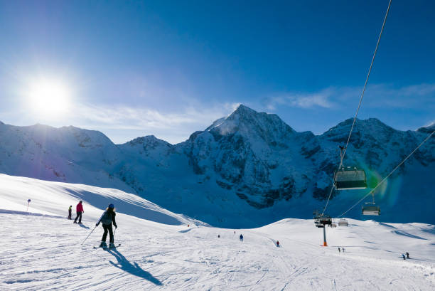 vacanza sugli sci, giornata di sole nella famosa stazione sciistica alpina, solda (sulden), alto adige, italia - sulden foto e immagini stock