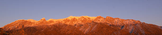 冬の山の夕日のパノラマに広がる風景 - copy space alpenglow winter mountain range ストックフォトと画像
