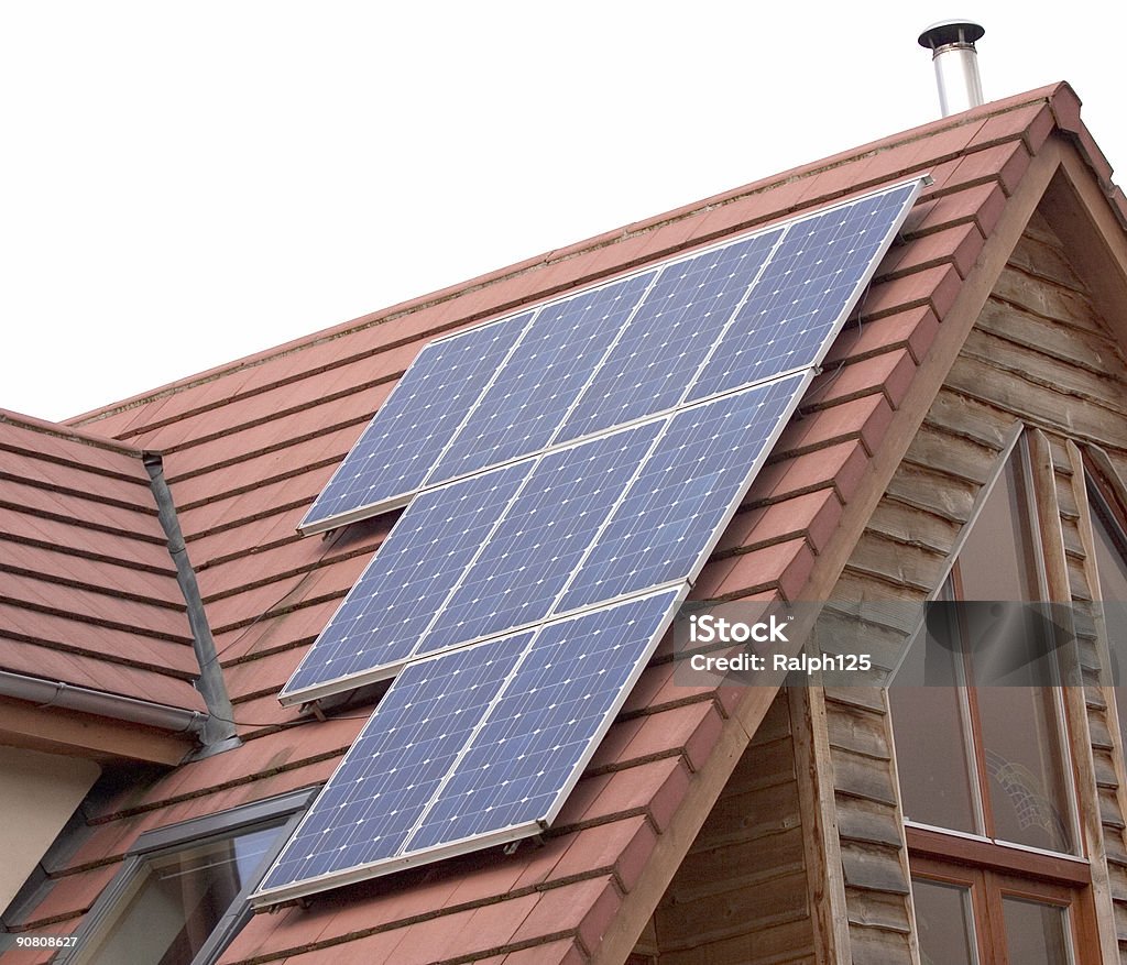 Panneaux d'énergie solaire photovoltaic sur le toit carrelé house - Photo de Action climatique libre de droits