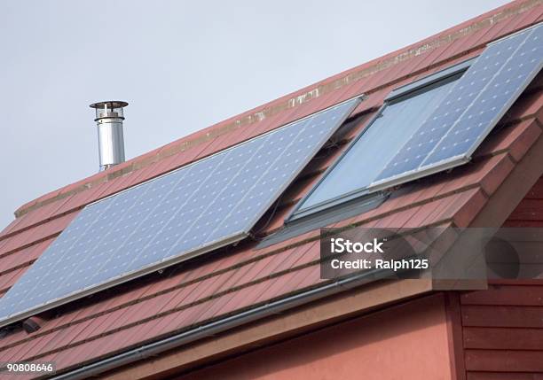 태양광 전력 발전 패널 새 하우스 빌드입니다 루프 지붕에 대한 스톡 사진 및 기타 이미지 - 지붕, 태양 에너지, 태양-하늘