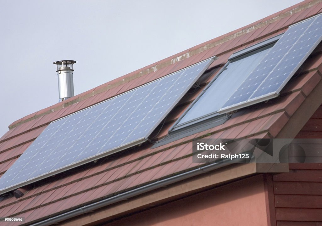 Słonecznej-fotowoltaicznej, energii elektrycznej generowanie panele na nowy dom Budowa dachu - Zbiór zdjęć royalty-free (Dach)