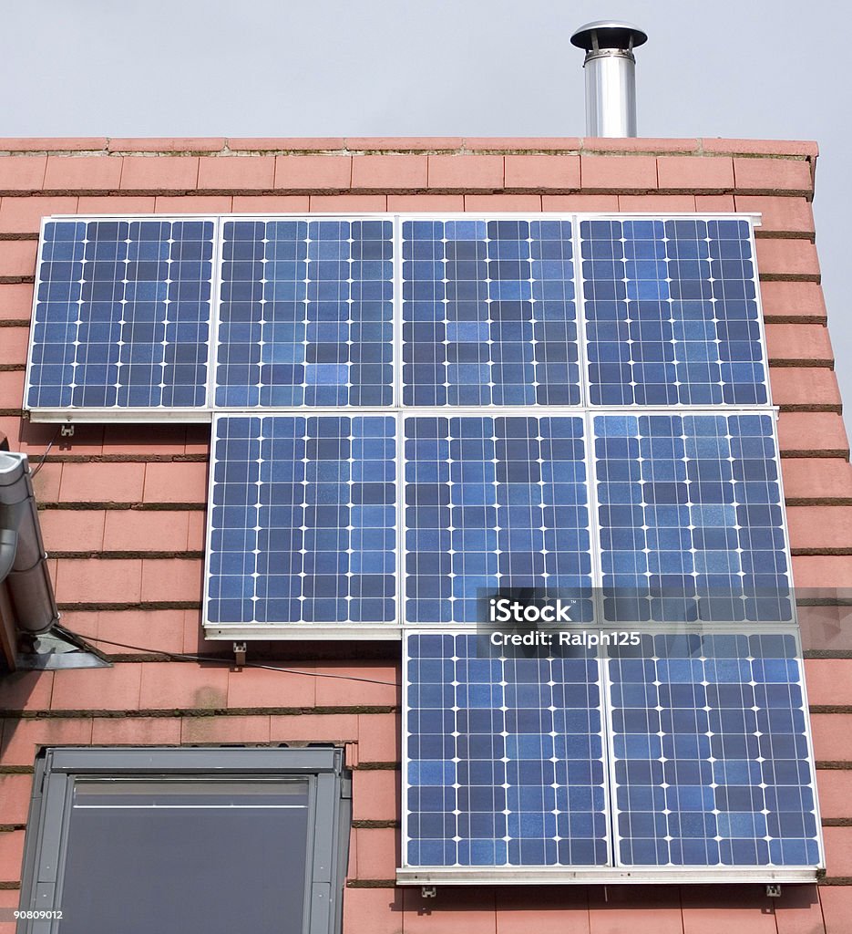 photovoltaic panneaux solaires sur le toit carrelé house - Photo de Action climatique libre de droits