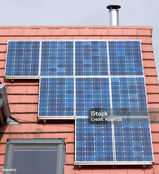 Photo libre de droit de Photovoltaic Panneaux Solaires Sur Le Toit Carrelé House banque d'images et plus d'images libres de droit de Action climatique