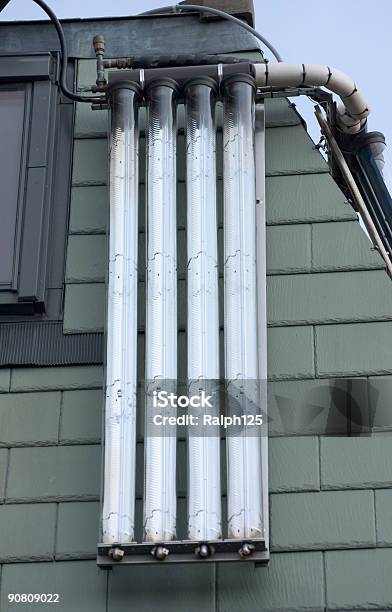 Solar De Calentamiento Del Agua Tubo De Vidrio Unidad Montada En El Último Piso Foto de stock y más banco de imágenes de Agua