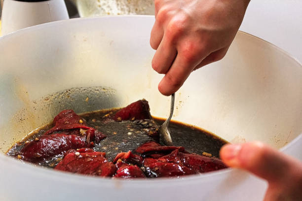 mezclar un lote de escabechado de carne para cecina - marinated fotografías e imágenes de stock