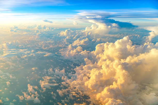 vista aerea delle nuvole dell'alba dal cielo - cloud cloudscape sky aerial view foto e immagini stock