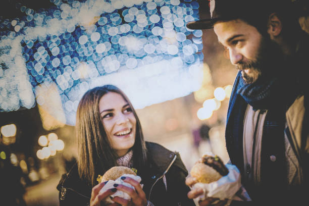 istock Couple eating on the street 908111120