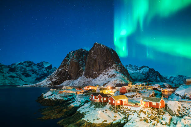 aurora boreale colorata - lofoten foto e immagini stock