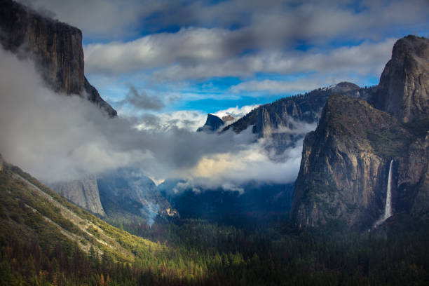 istock Snow and Fog in Yosemite Valley 908111864
