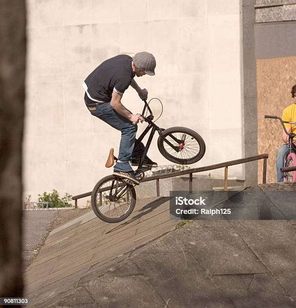 Photo libre de droit de Jeunes Bmx Motard Effectuer Un Exploit Sportif Dans Une Rue Urbaine banque d'images et plus d'images libres de droit de Bicross