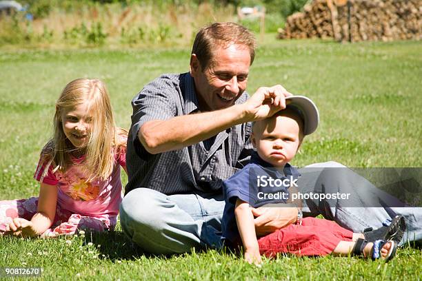 Padre Con Niños Foto de stock y más banco de imágenes de Armonía - Concepto - Armonía - Concepto, Cara humana, Color - Tipo de imagen