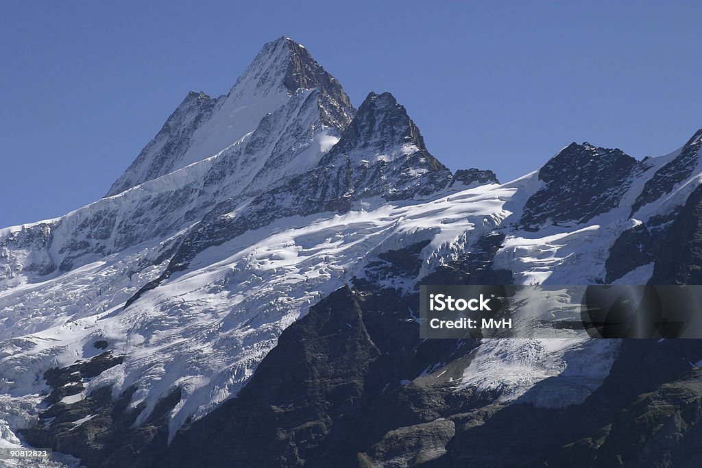 Montanha coberta de neve - Foto de stock de Alpes europeus royalty-free