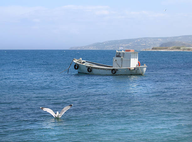 釣り船でギリシャの島の海 ストックフォト
