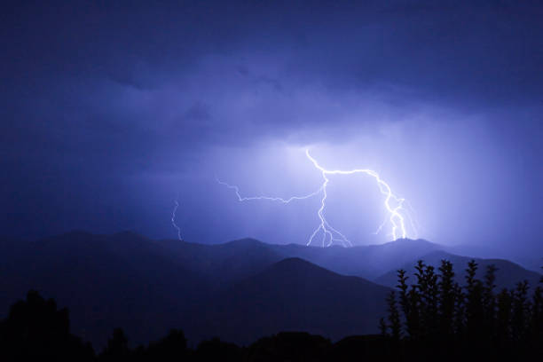 lightning offre une tempête sur le haut de la vue du mont - television aerial flash photos et images de collection