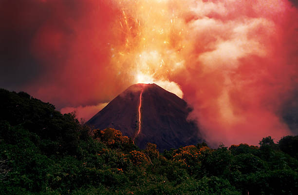 噴火�火山 - volcano exploding smoke erupting ストックフォトと画像