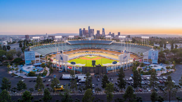 다 저 스타디움으로 로스 앤젤레스 도시 스카이 라인 - baseball league 뉴스 사진 이미지