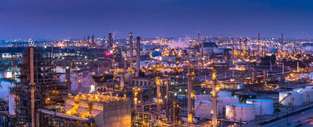 panorama della raffineria di petrolio - petrochemical plant oil refinery factory outdoors foto e immagini stock