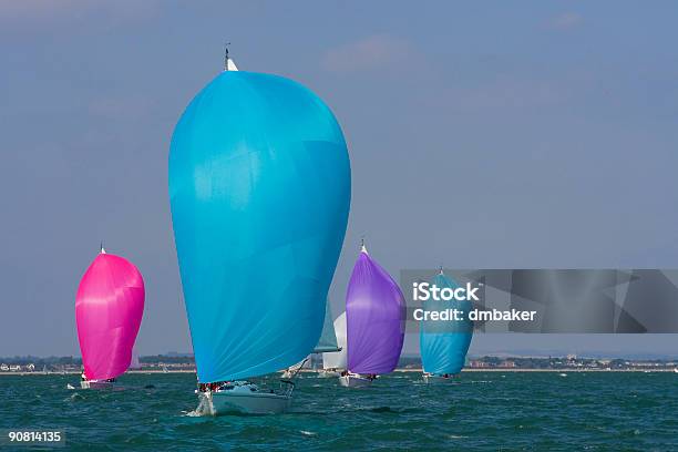 Barche A Vela Per Yacht Da Corsa Con Colori Spinnakers - Fotografie stock e altre immagini di Regata