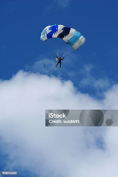 Parachutist No Ar - Fotografias de stock e mais imagens de Paraquedismo - Paraquedismo, Asa Delta, Aventura