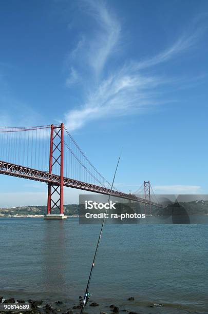 Moderno Puente En Lisboa Foto de stock y más banco de imágenes de Agua - Agua, Azul, Caña de pescar