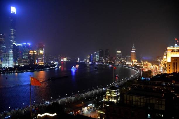 vue panoramique sur le bund et lujiazui, shanghai, chine - flag china chinese flag majestic photos et images de collection