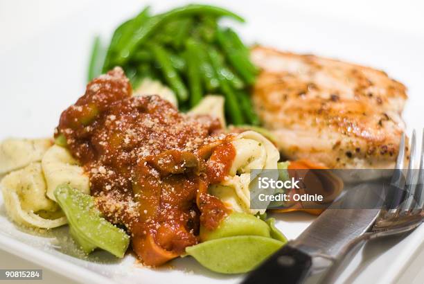 Tortellini Hühnchen Grünen Bohnen Stockfoto und mehr Bilder von Bohne - Bohne, Extreme Nahaufnahme, Farbbild