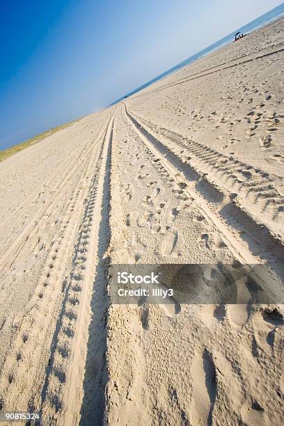 トラック砂浜のビーチ - Horizonのストックフォトや画像を多数ご用意 - Horizon, カラー画像, タイヤの跡