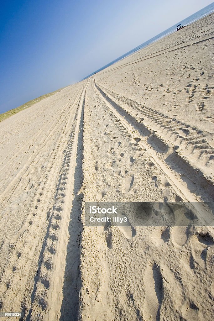Faixas em uma praia de areia - Foto de stock de Areia royalty-free