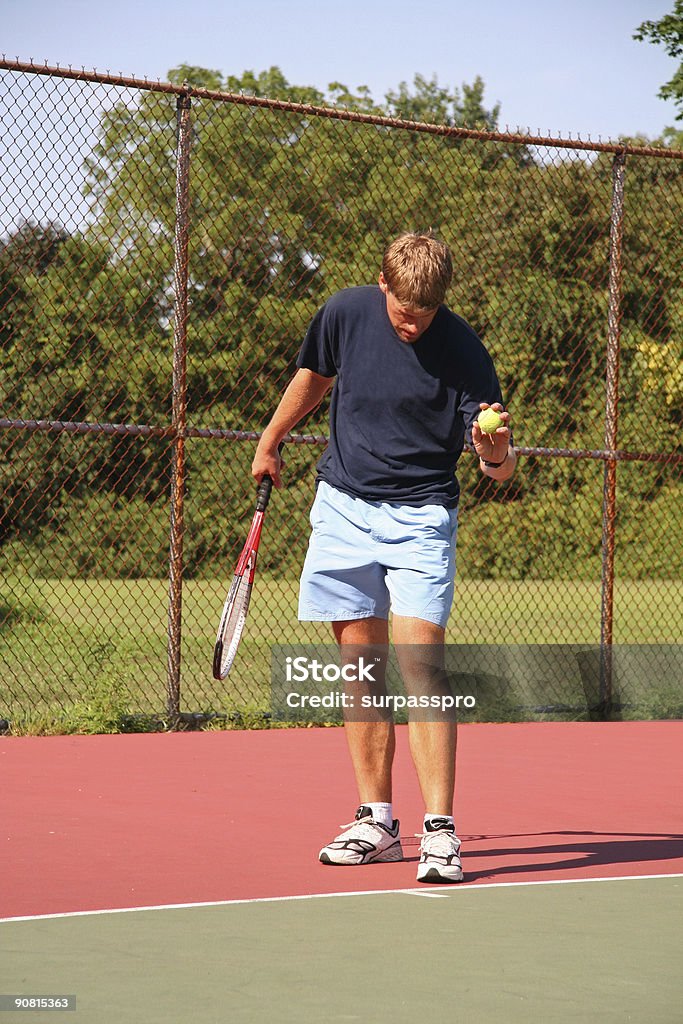 Prêt à servir une balle de tennis - Photo de Adulte libre de droits