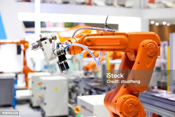 Máquina De Inteligencia Artificial Foto de stock y más banco de imágenes de Brazo robótico - Herramientas de fabricación - Brazo robótico - Herramientas de fabricación, Robot, Automatizado