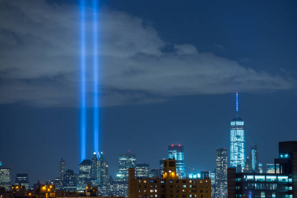 memoriale del centro di manhattan dell'11 settembre - dramatic sky manhattan moody sky new york city foto e immagini stock