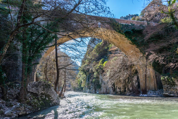istock Old Brick Bridge in Rural Italy 908164332