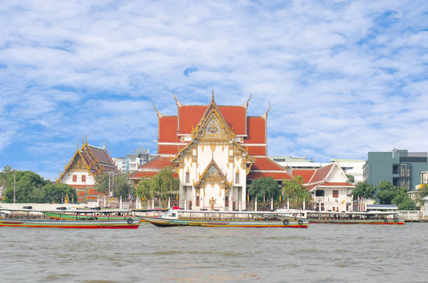 wat rakhangkhositraram woramahavihan tempel in der nähe von chaopraya river mit blauen himmelshintergrund, bangkok, thailand - wat blue ancient old stock-fotos und bilder