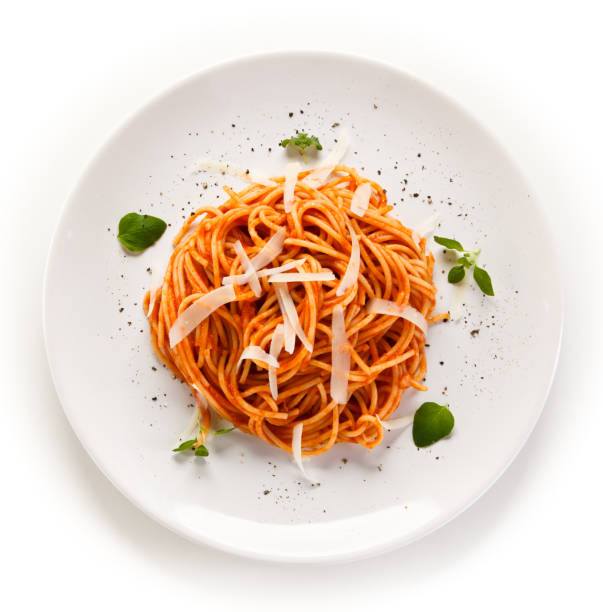 pasta mit fleisch und gemüse auf weißem hintergrund - pasta stock-fotos und bilder