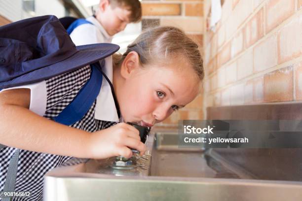 Photo libre de droit de École Days banque d'images et plus d'images libres de droit de Niveau de scolarisation - Niveau de scolarisation, Fontaine d'eau potable, Enfant