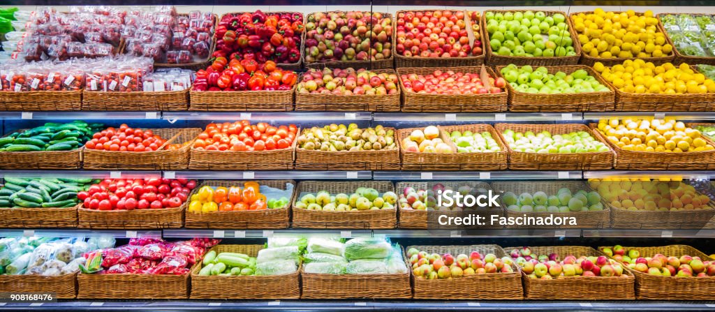 Frisches Obst und Gemüse auf Regal im markt - Lizenzfrei Obst Stock-Foto