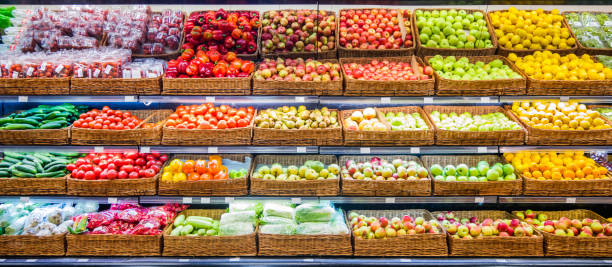 świeże owoce i warzywa na półce na rynku - healthy eating variation part of empty zdjęcia i obrazy z banku zdjęć