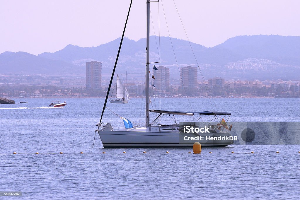 Yacht nel Mar Menor Bay sotto un cielo rosso - Foto stock royalty-free di La Manga