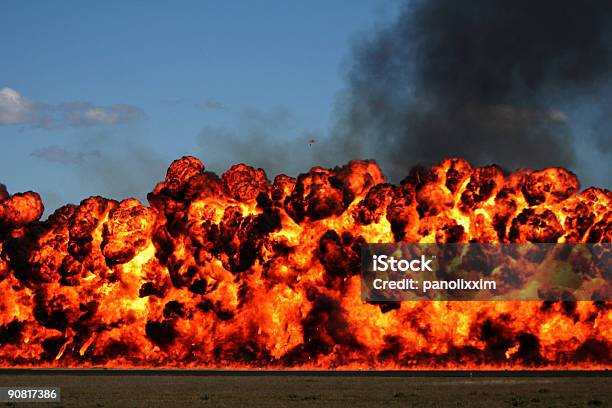 Ściany Pożaru - zdjęcia stockowe i więcej obrazów Bez ludzi - Bez ludzi, Bomba, Dym