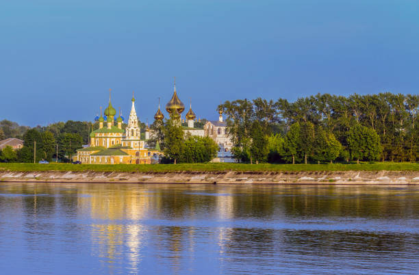 vista dell'antica città russa di uglich, regione di yaroslavl in russia. - uglich foto e immagini stock